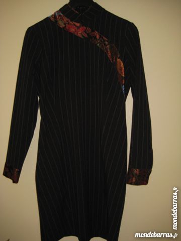 robe noire avec broderies 10 Sainte-Mesme (78)