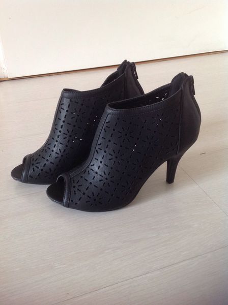 Sandales ajour�es noires � talons. 7 Chelles (77)