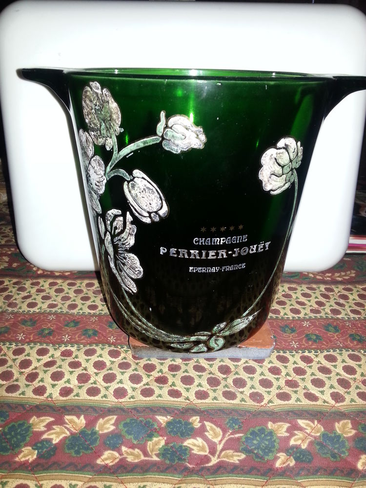 SEAU CHAMPAGNE PERRIER JOUET  ET SES 5 VERRES
5 FLUTES 160 Draguignan (83)