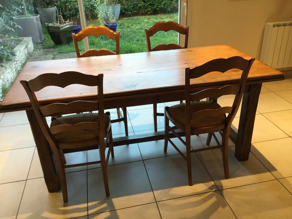 Table cha�ne massif avec chaises 200 Maubec (38)