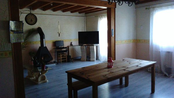 TABLE EN PIN MASSIF ET SES DEUX BANCS 90 Tanus (81)