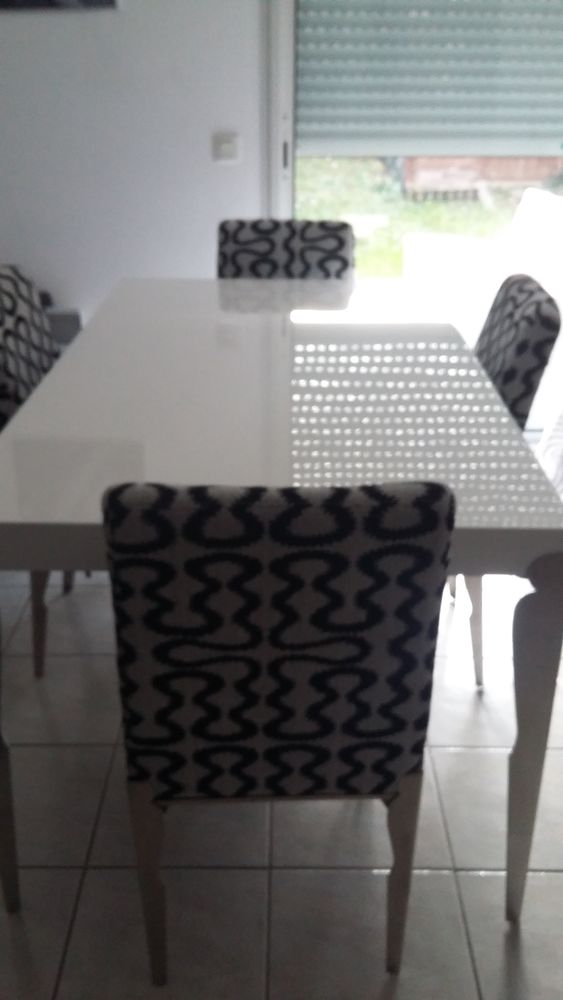 table de salle � manger + 4 chaises 300 Bayonne (64)