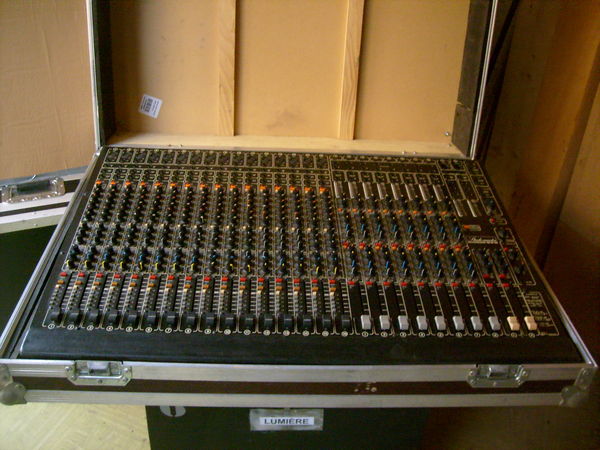  2  tables  STUDIO MASTER  16-8-16 800 Bourges (18)