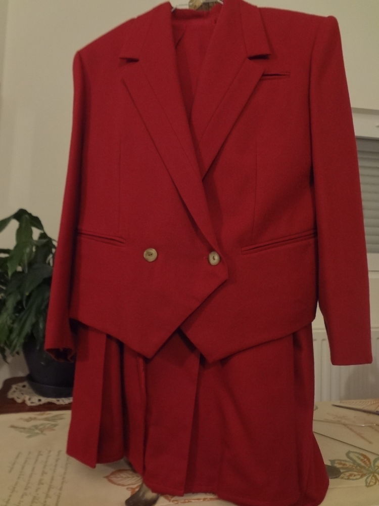 Tailleur jupe/veste, Bordeaux, taille 42 30 Bletterans (39)