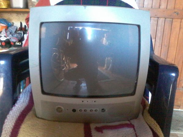 T�l� 12 w et 220 avec ampli pour camping 20 Agde (34)