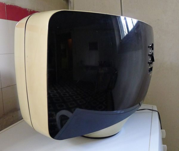 t�l�viseur TELEAVIA N.& B - mod�le PORTAVIA 111 - 
50 Colombes (92)