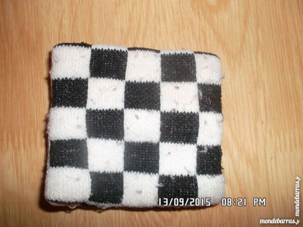 tour de poignet blanc-noir � damiers 2 Chambly (60)