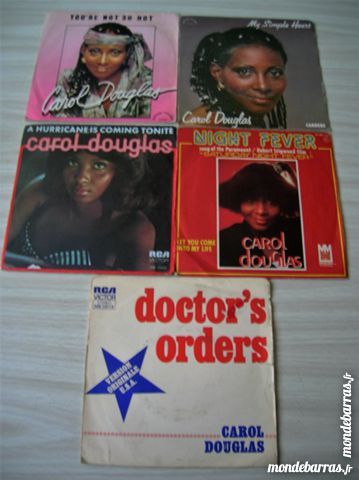 45 TOURS CAROL DOUGLAS. Lot de CINQ 45 Tours. 32 Nantes (44)