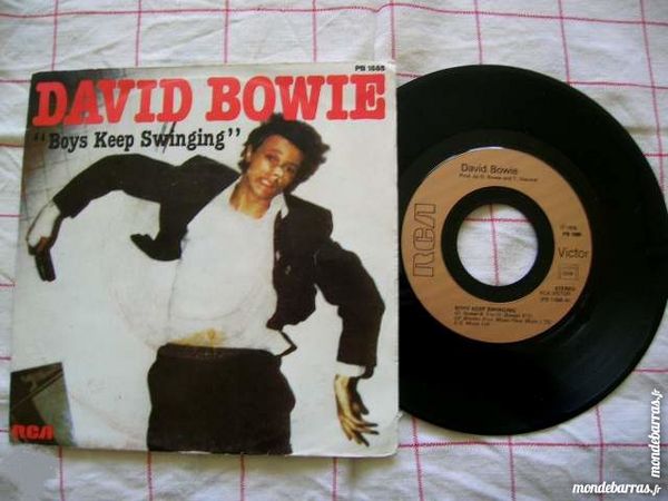 45 TOURS DAVID BOWIE Boys keep swinging 12 Nantes (44)