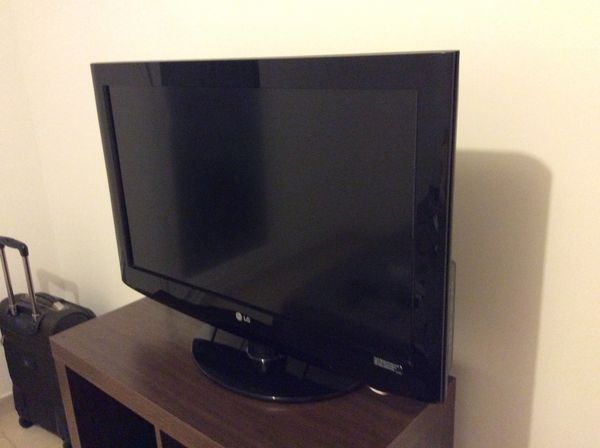 Tr�s beau t�l�viseur LCD 32LH2000 de marque LG 145 Aix-en-Provence (13)