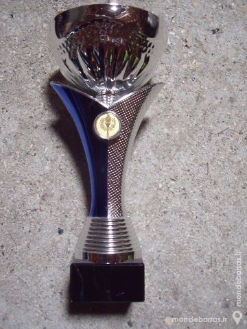 UNE  TRES BELLE COUPE DE VAINQUEUR 5 Cr�py-en-Valois (60)