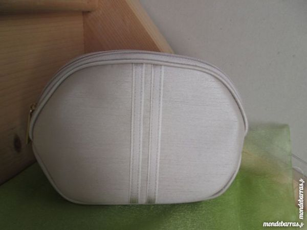  Tr�s jolie trousse de toilette  Est�e Lauder  6 Goussainville (95)