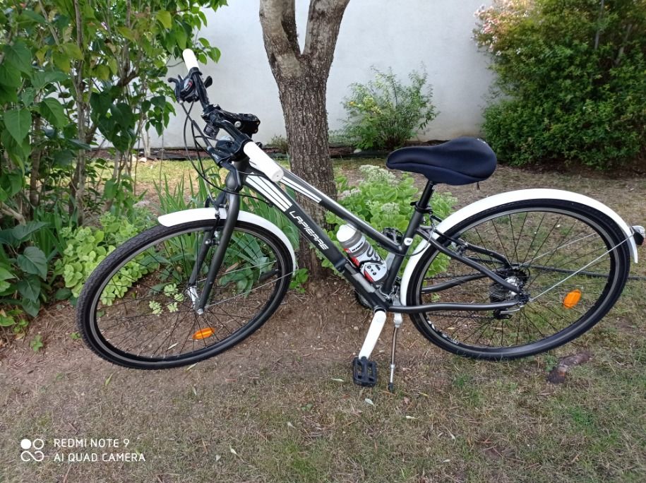 Achetez vélo de femme a quasi neuf annonce vente à Roullet Saint