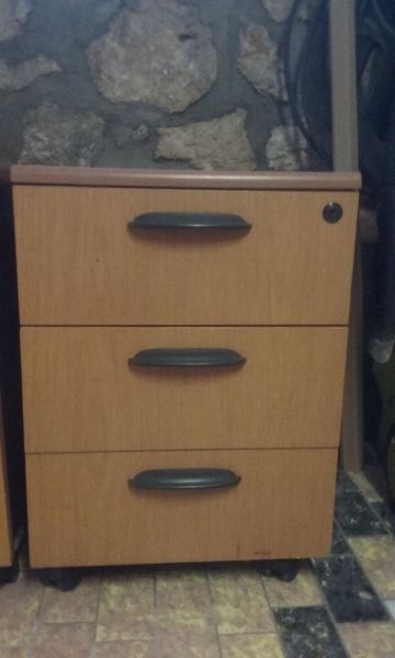 vends caissons de bureau fermant a cl� 30 Voulx (77)