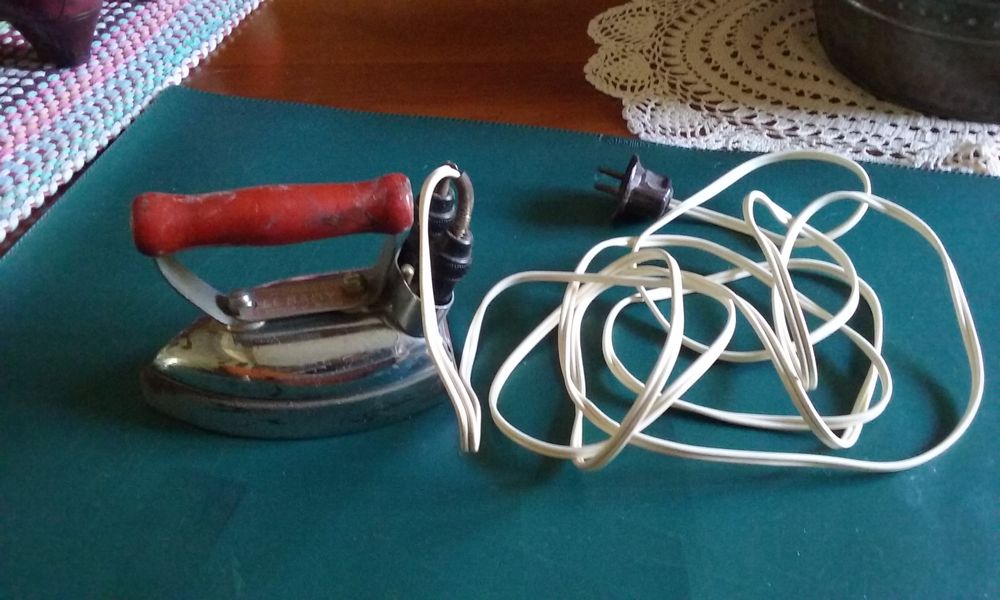 Vieux fer � repasser �lectrique 19 L�signy (77)