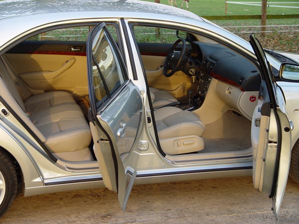 Essai Toyota Avensis 165 VVT-i 2004 (2)