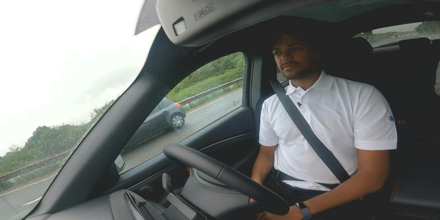Un homme  bord d'une voiture  conduite autonome
