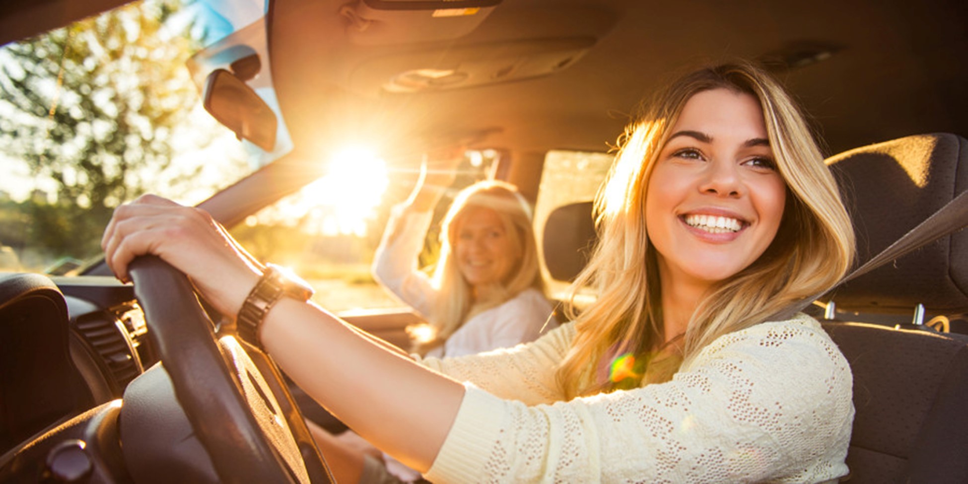 Une jeune femme au volant d'une voiture