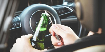 Un conducteur ouvre une bouteille de biere