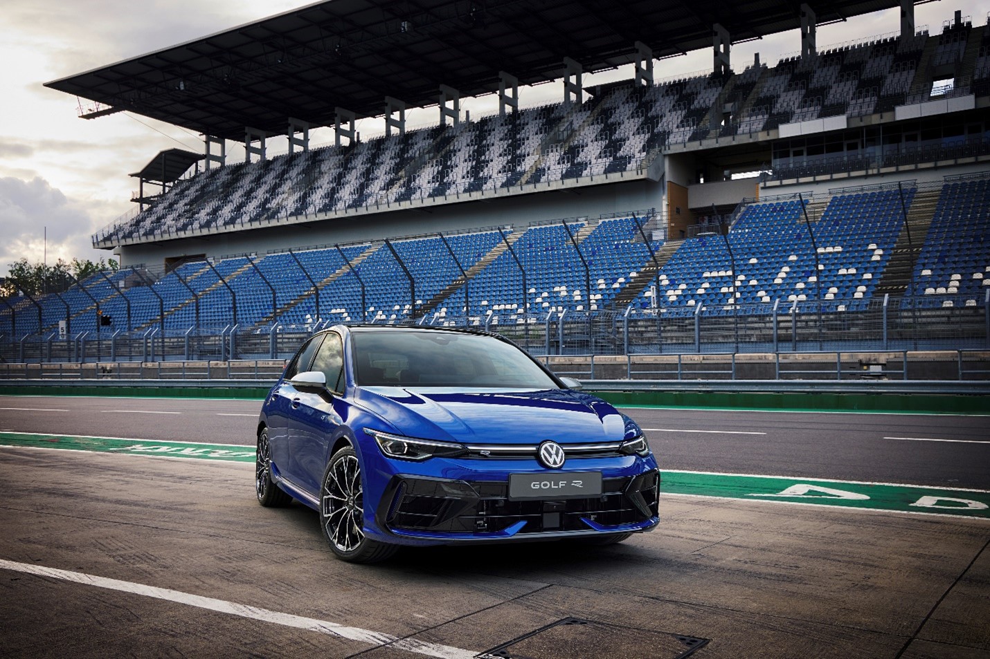 Voiture bleue avec logos VW et Golf R 