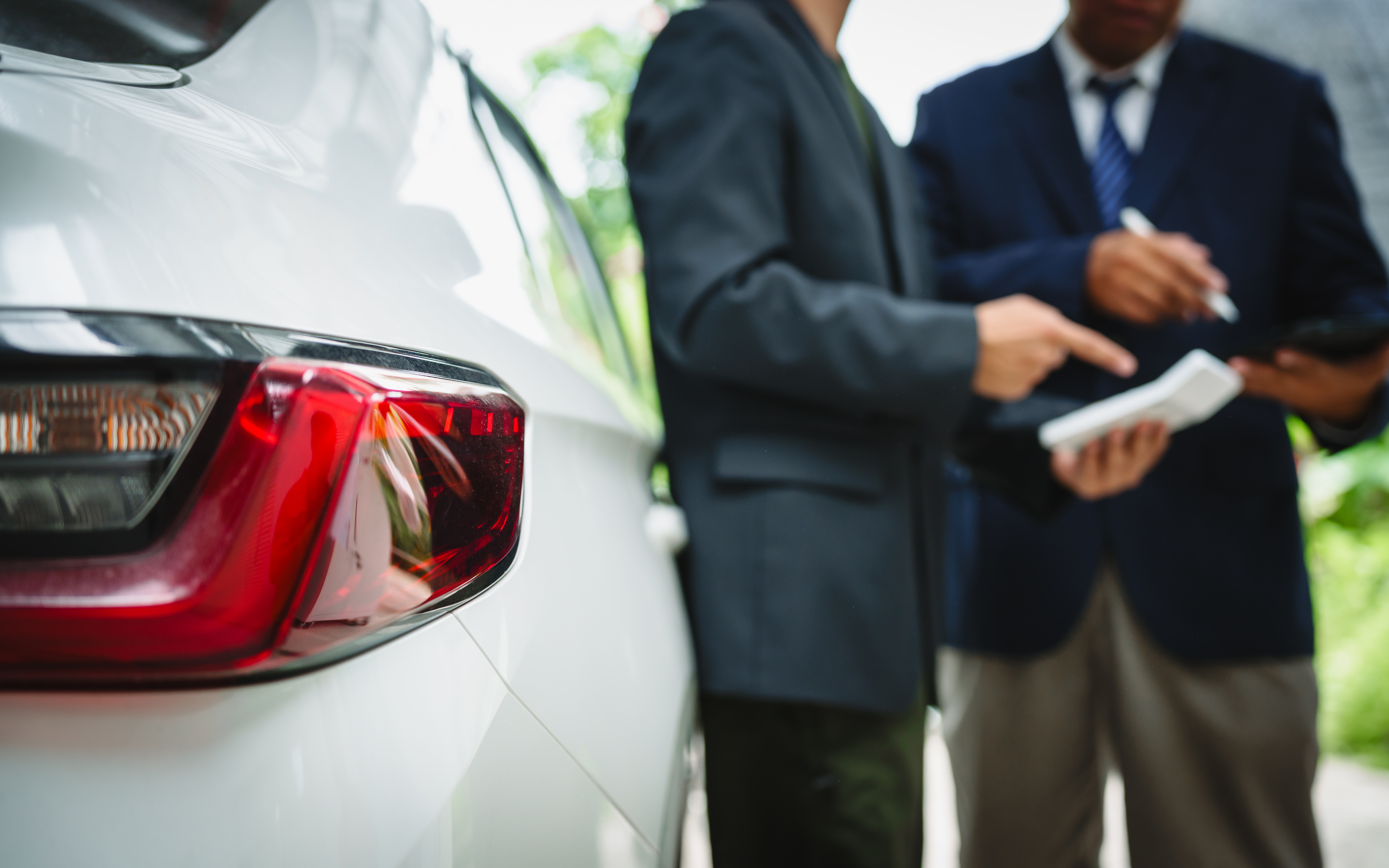 deux-personnes-devant-une-voiture