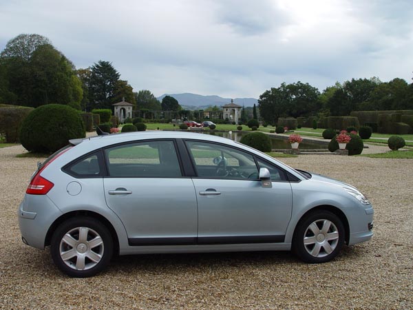 Modèle Réduit CITROËN C4 Coupé 2004 - Échelle 1:43 Par Universal Hobbies - Neuf En Boîte