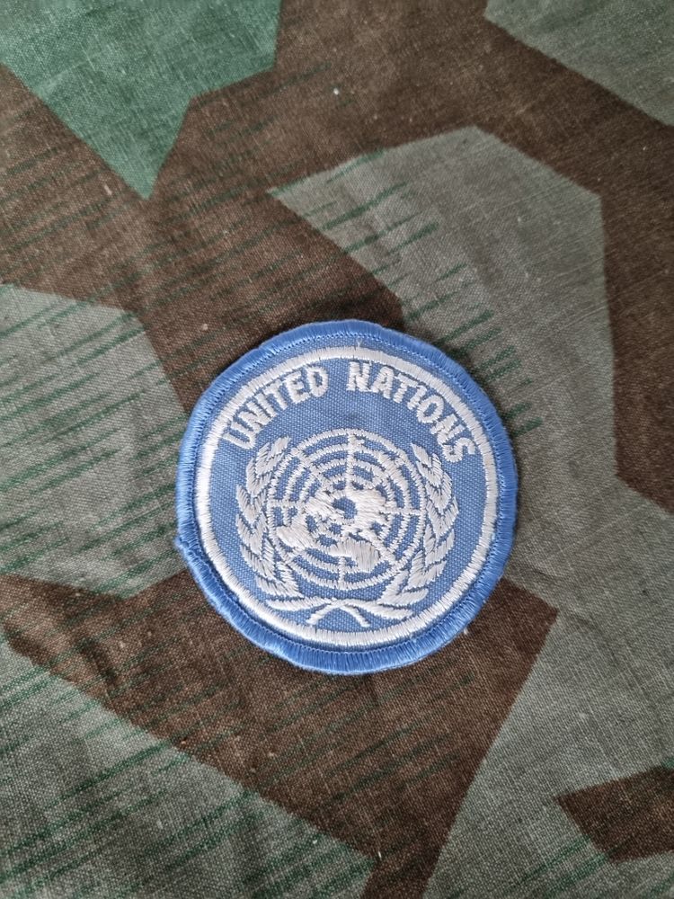 MIL/0004 : Insigne united nations 8 Arnouville-l�s-Mantes (78)