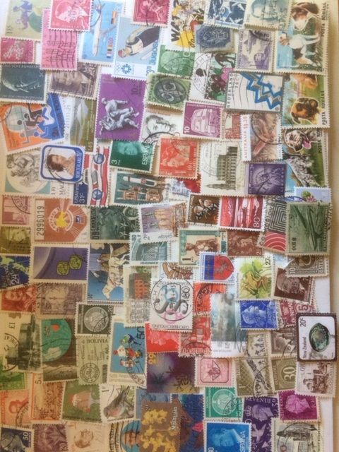 Lot 1000 timbres diff�rents du monde 8 Brion (01)