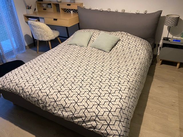 Lit 140x 190 avec sommier et t�te de lit gris 250 G�ovreissiat (01)