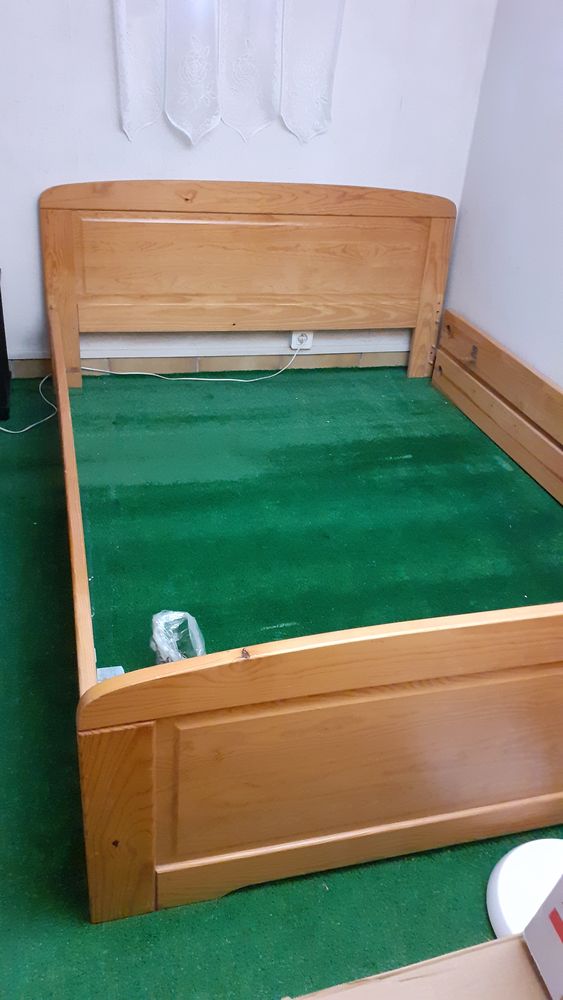 Lit 140x190 pin massif verni tr�s bonne qualit�. 75 Houilles (78)