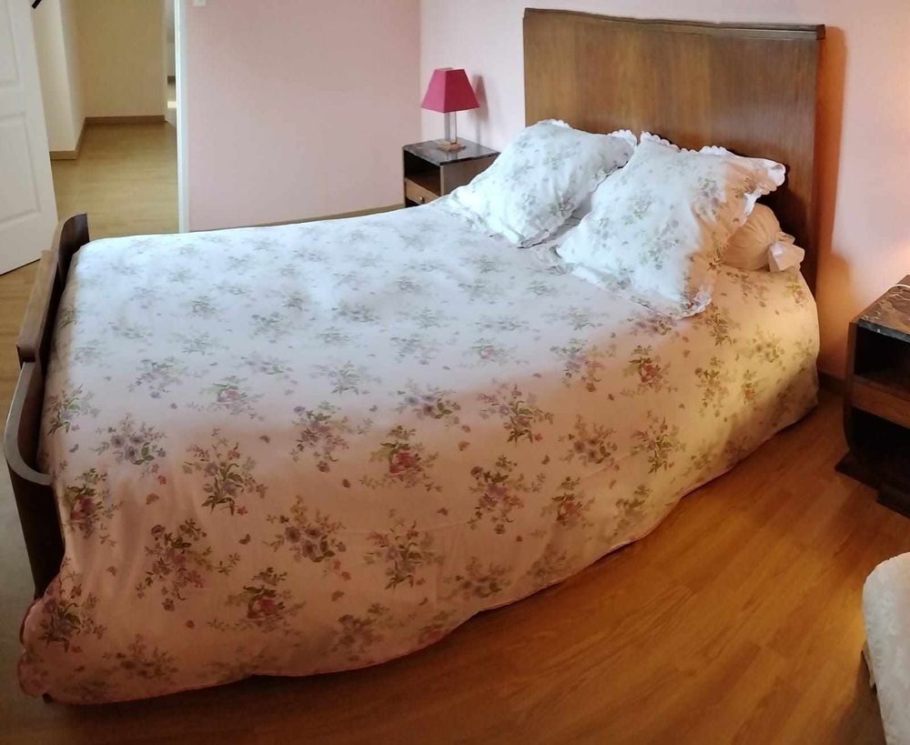 Lit 1930 +2 Tables  nuit +2 lampes 
prix 200E le tout 200 Courtenay (45)