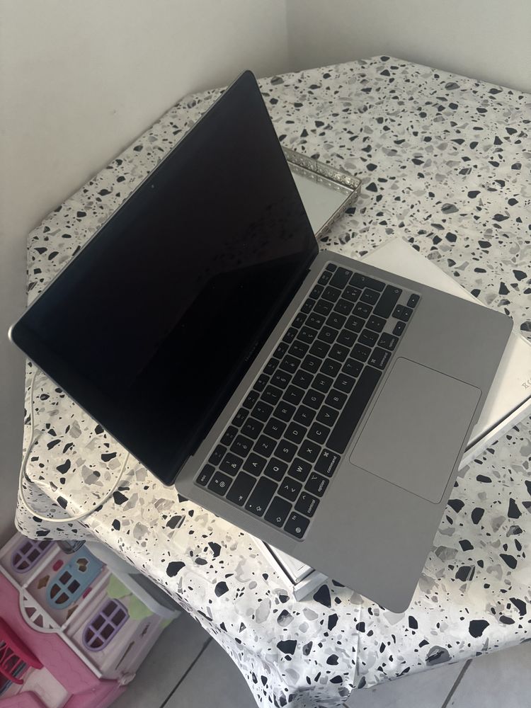 2020 . 13-inch MacBook Air with Apple M1 chip .8 GB .256 GB 750 Toulon (83)
