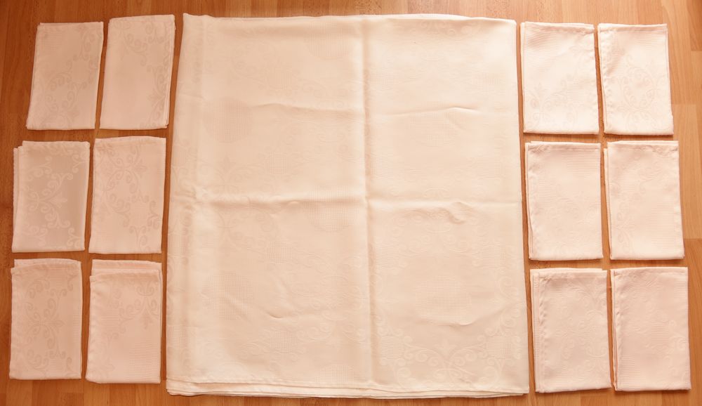 2m45 x 1m40. Nappe ros�e. Rectangulaire.  Avec 12 serviettes 15 Gujan-Mestras (33)