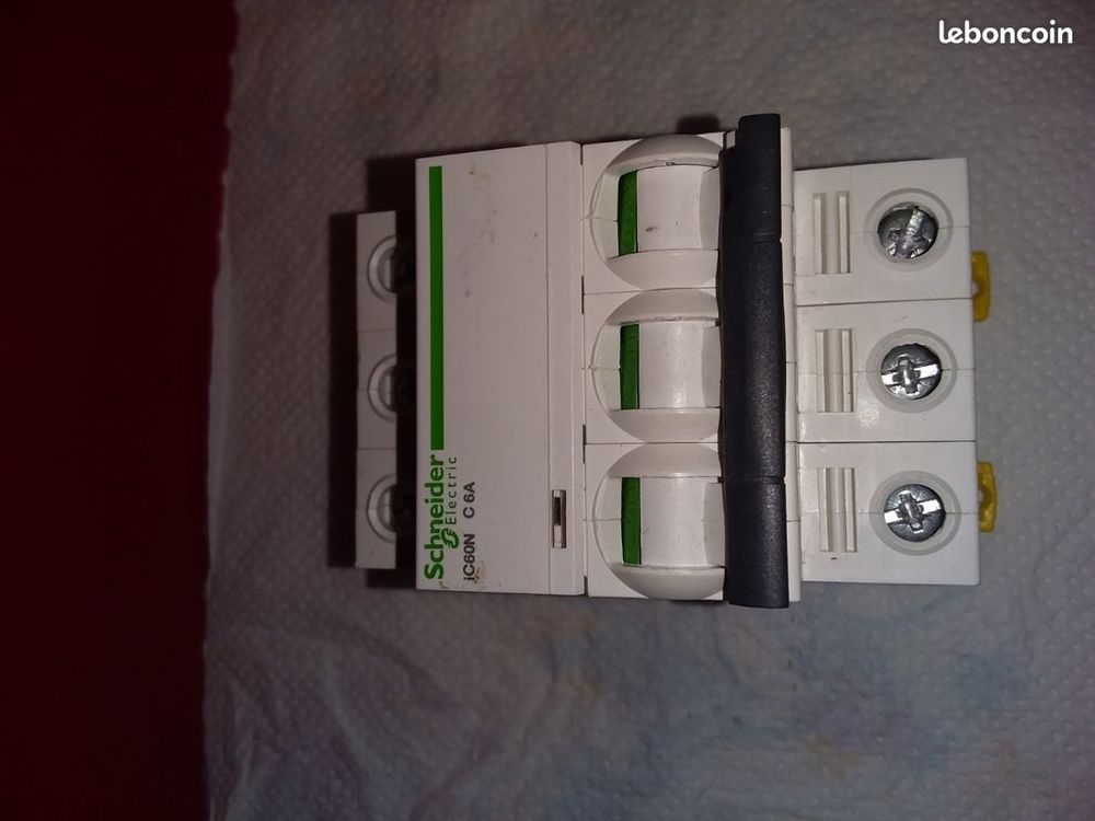 A9F74306 - Disjoncteur triphas� 3P 6A Courbe C - 3 34 Serres-Castet (64)