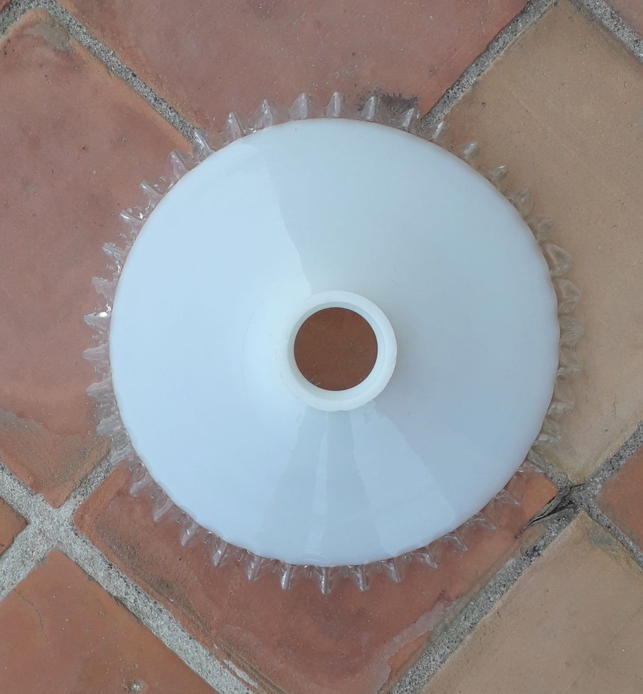 Abat jour ancien en verre 19 Saint-Rapha�l (83)