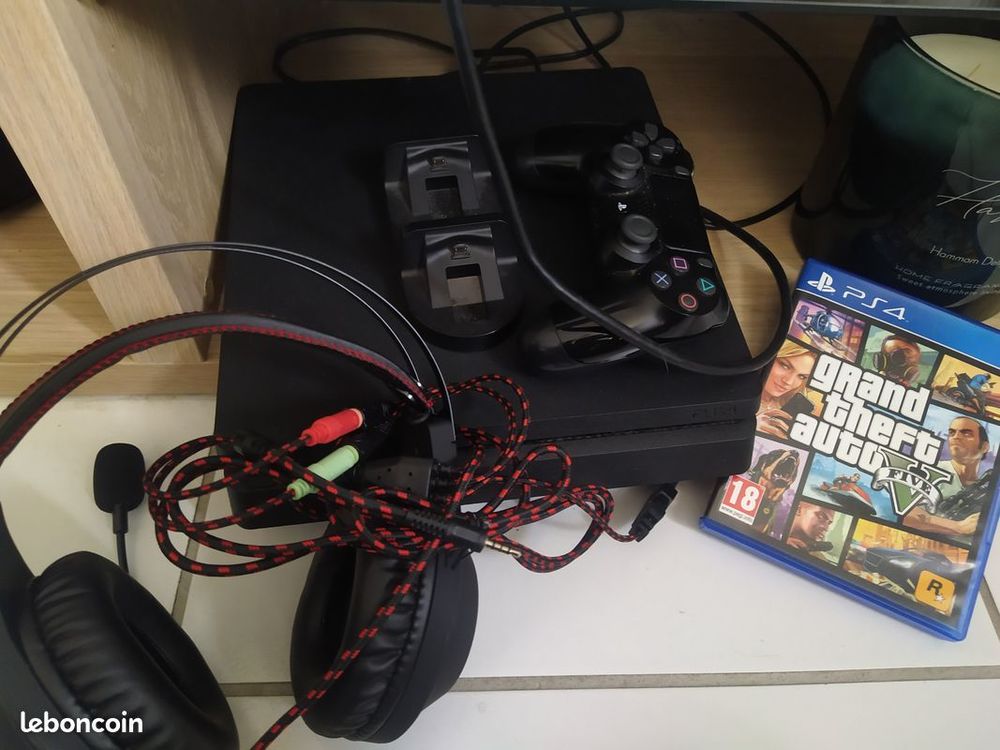 Ps4 + accessoire + manettes + gta 5. 220 Fontenay-Tr�signy (77)