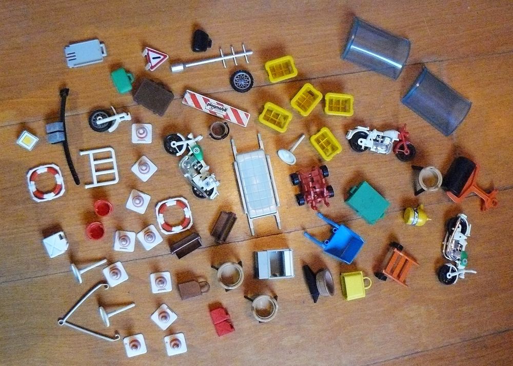 Lot d'accessoires Playmobil vintage : Motos, plots, diable.. 15 Argenteuil (95)