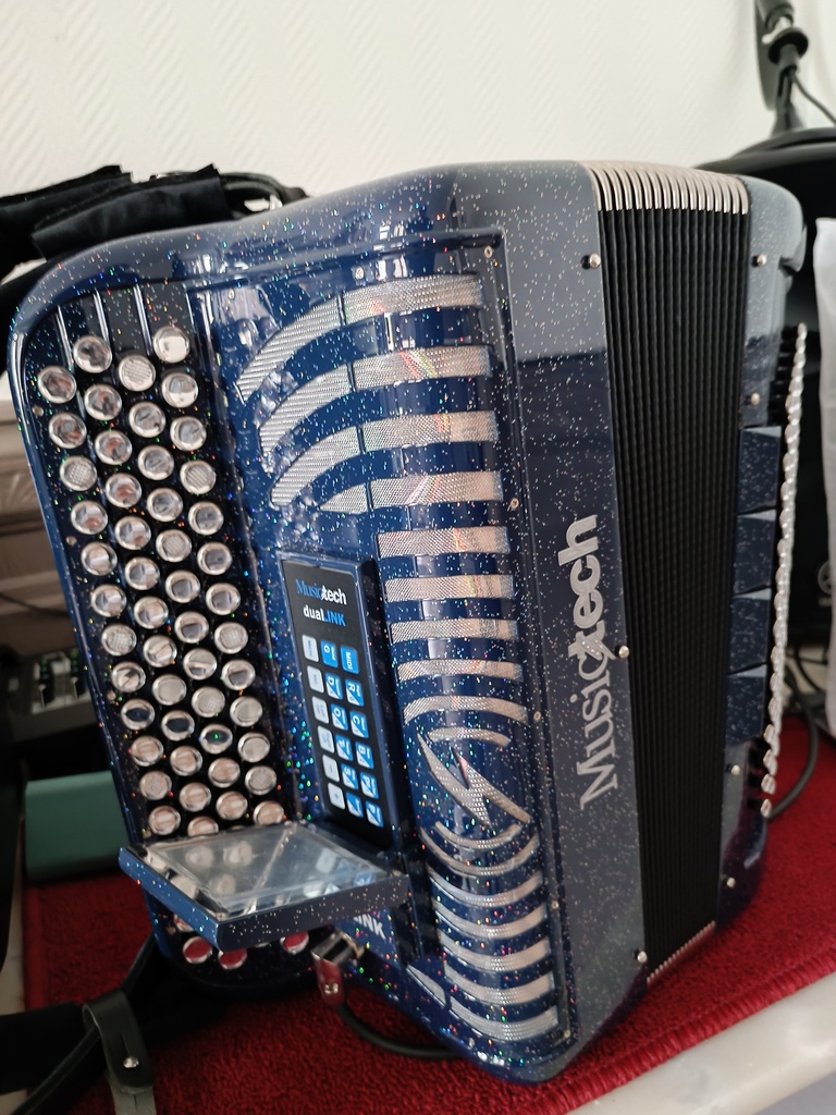 Accord�on bouton bleu paillet� MusicTech 4000 La Fl�che (72)