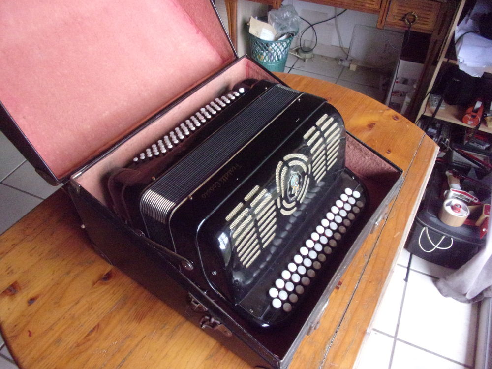 Accord�on chromatique FRATELLI CROSIO Stradella 100 Lessard-en-Bresse (71)