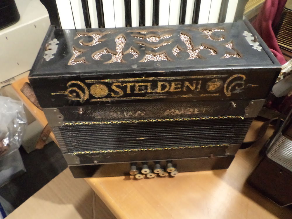 accord�on diatonique tres ancien 60 Saint-Andr�-de-Roquelongue (11)