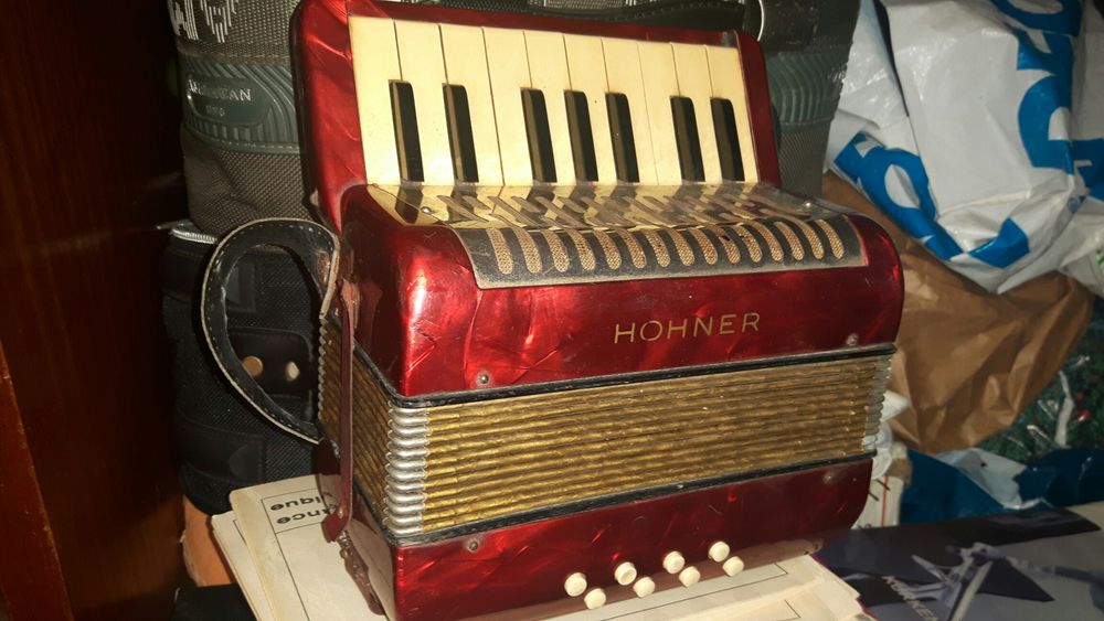 Accord�on Hohner 
0 Mougins (06)