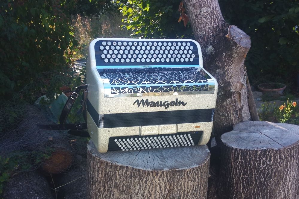 Accord�on Maugein Sonora  basson en boite de r�sonance 2600 Arc-sur-Tille (21)