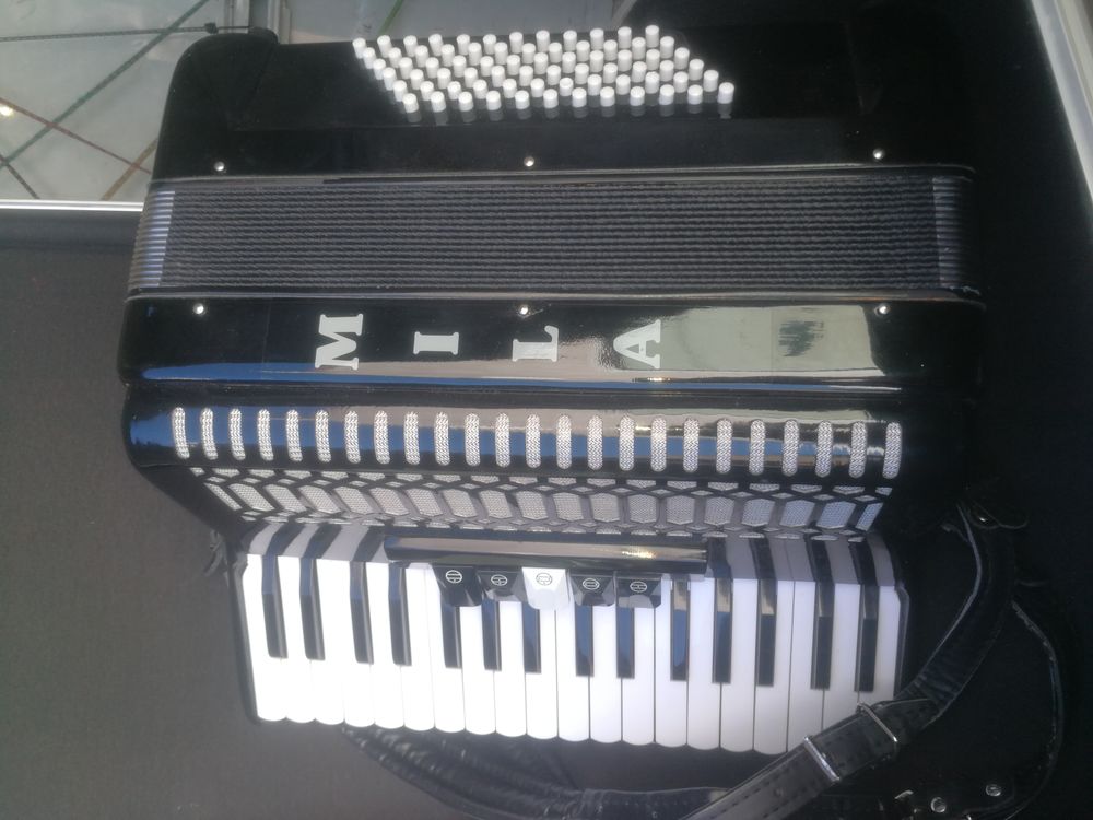 Accord�on MILA neuf 490 Le Creusot (71)