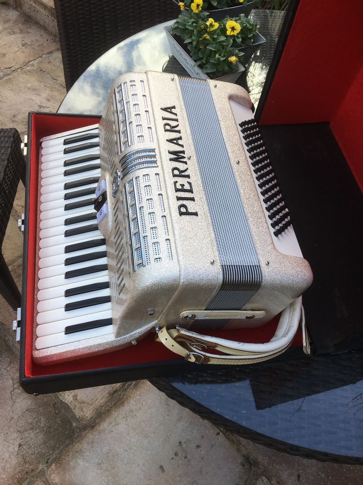 ACCORDEON PIER MARIA 104   avec sa  bo�te 1500 Montfort-l'Amaury (78)
