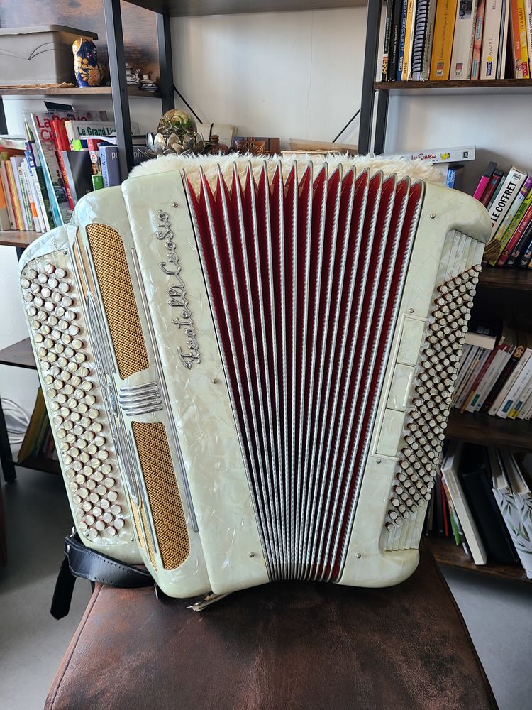 Accord�on professionnel Fratelli Crosio 4 voix 2100 Nimes (30)