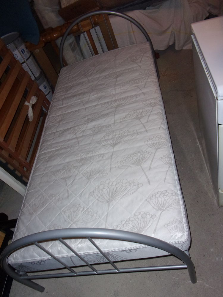 Lit acier gris 1 personne 100 Saint-Andr�-les-Vergers (10)
