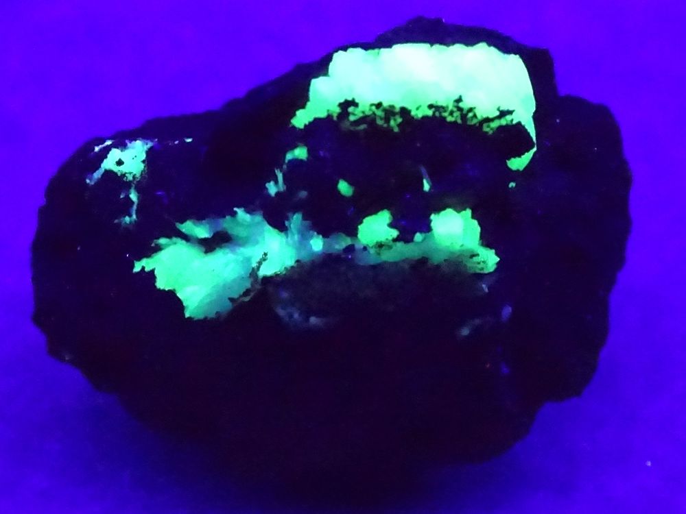 Adamite sur Limonite (vive fluorescence sous UV longs) Mine  35 Moyenmoutier (88)