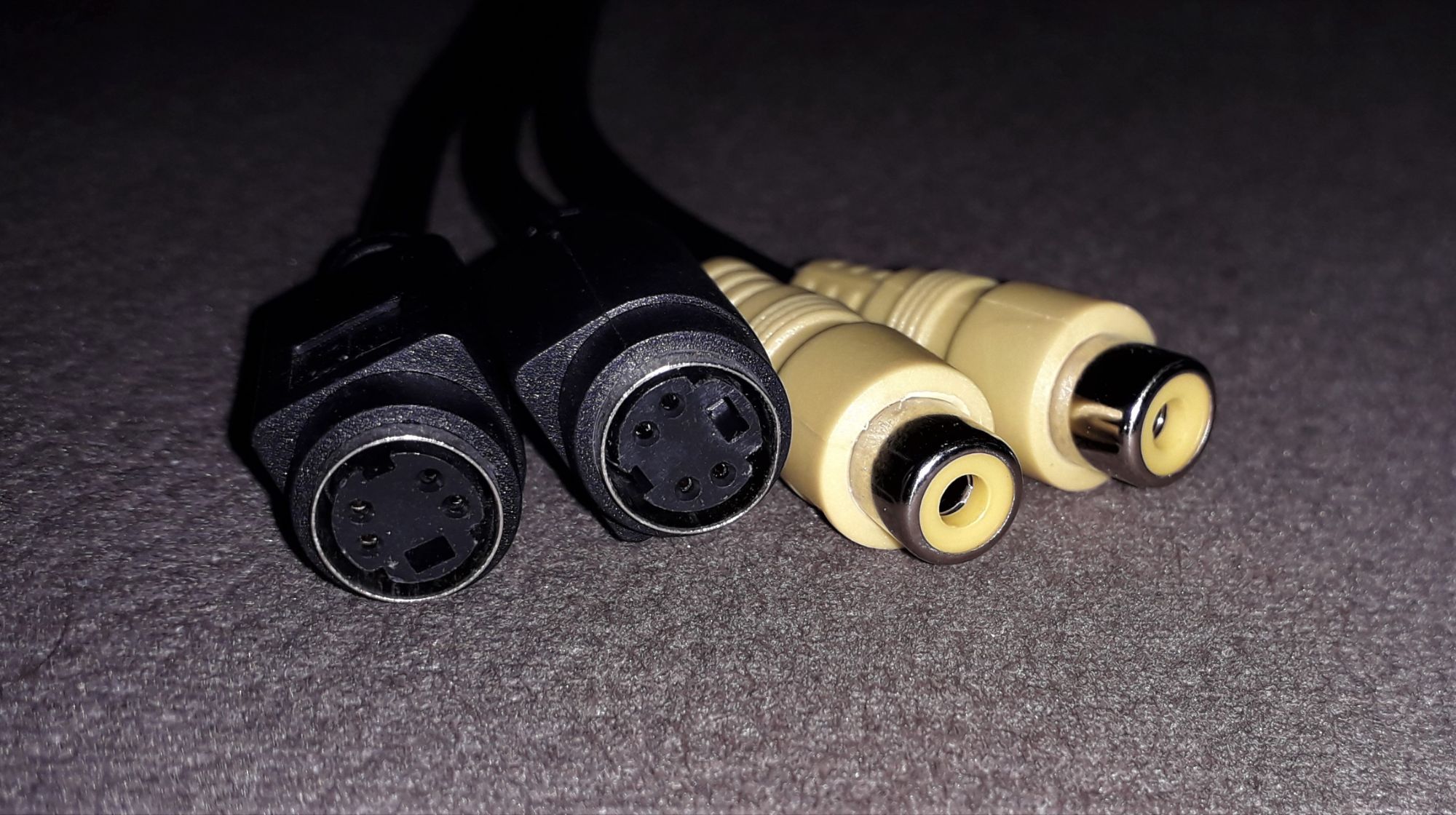 Adaptateur / Connecteur Audio Vid�o Fiche Din 9 broches - 2 7 Versailles (78)
