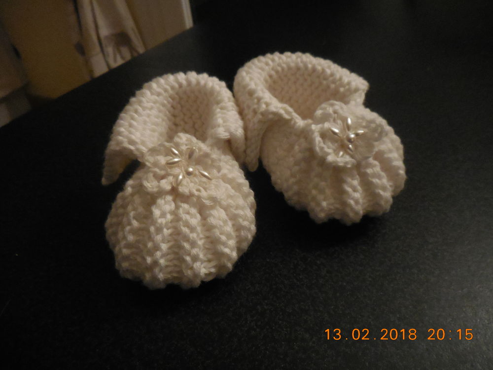 adorable  chaussons bb laine synthétique 
3 Sète (34)