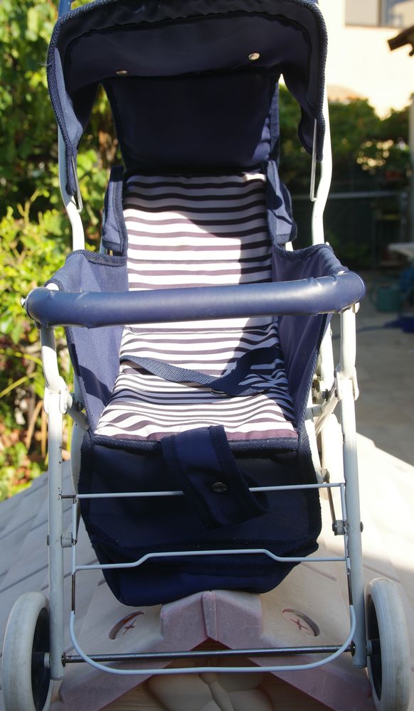 Adorable poussette pour poup�e, ancienne, ann�es 80.
20 La Fontonne (06)